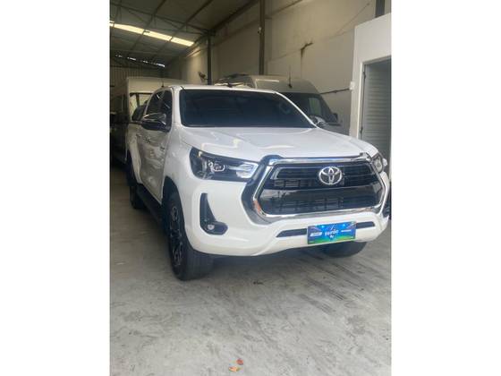 TOYOTA HILUX 2.8 D-4D TURBO DIESEL CD SRV 4X4 AUTOMÁTICO TOYOTA HILUX 2.8 D-4D TURBO DIESEL CD SRV 4X4 AUTOMÁTICO